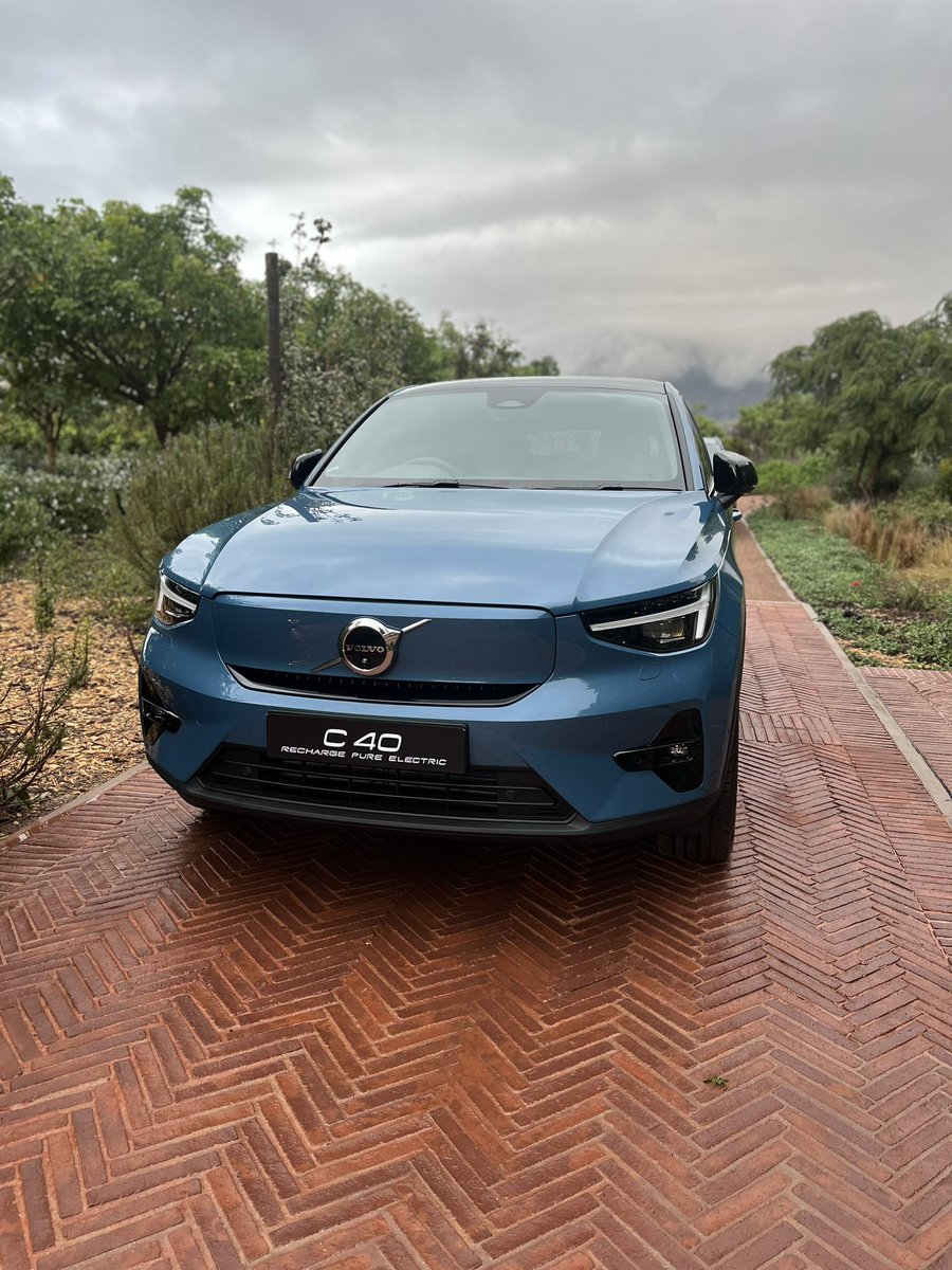 IamKumbi's tweet image. The Volvo C40 has a 100% Leather free interior. Floor mats and all are made recyclable materials. The car is also powered by Google Assistant. You can use it to basically make any commands. For now, Only 50 units will be for sale. 

R1 285 000

#C40Recharge 
#VolvoMomentSA…