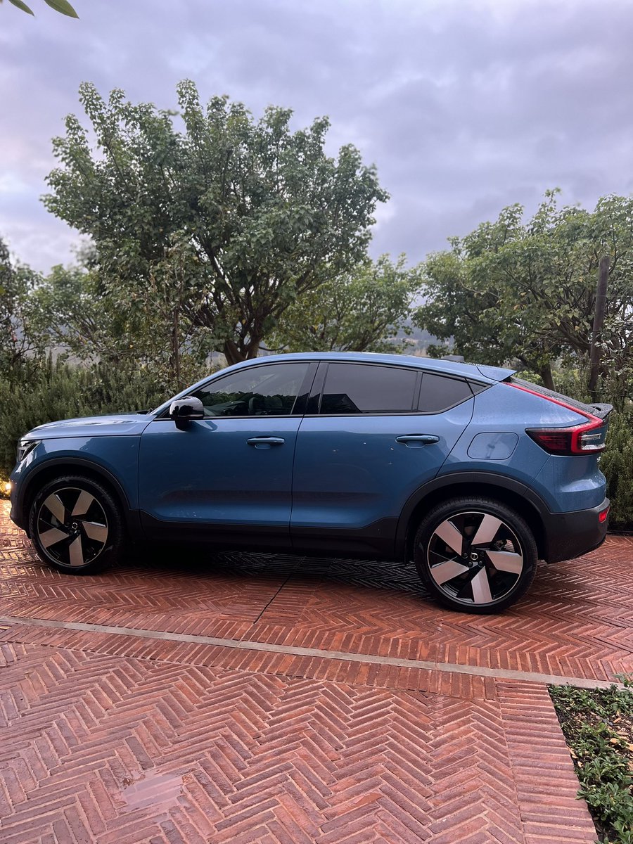IamKumbi's tweet image. The Volvo C40 has a 100% Leather free interior. Floor mats and all are made recyclable materials. The car is also powered by Google Assistant. You can use it to basically make any commands. For now, Only 50 units will be for sale. 

R1 285 000

#C40Recharge 
#VolvoMomentSA…