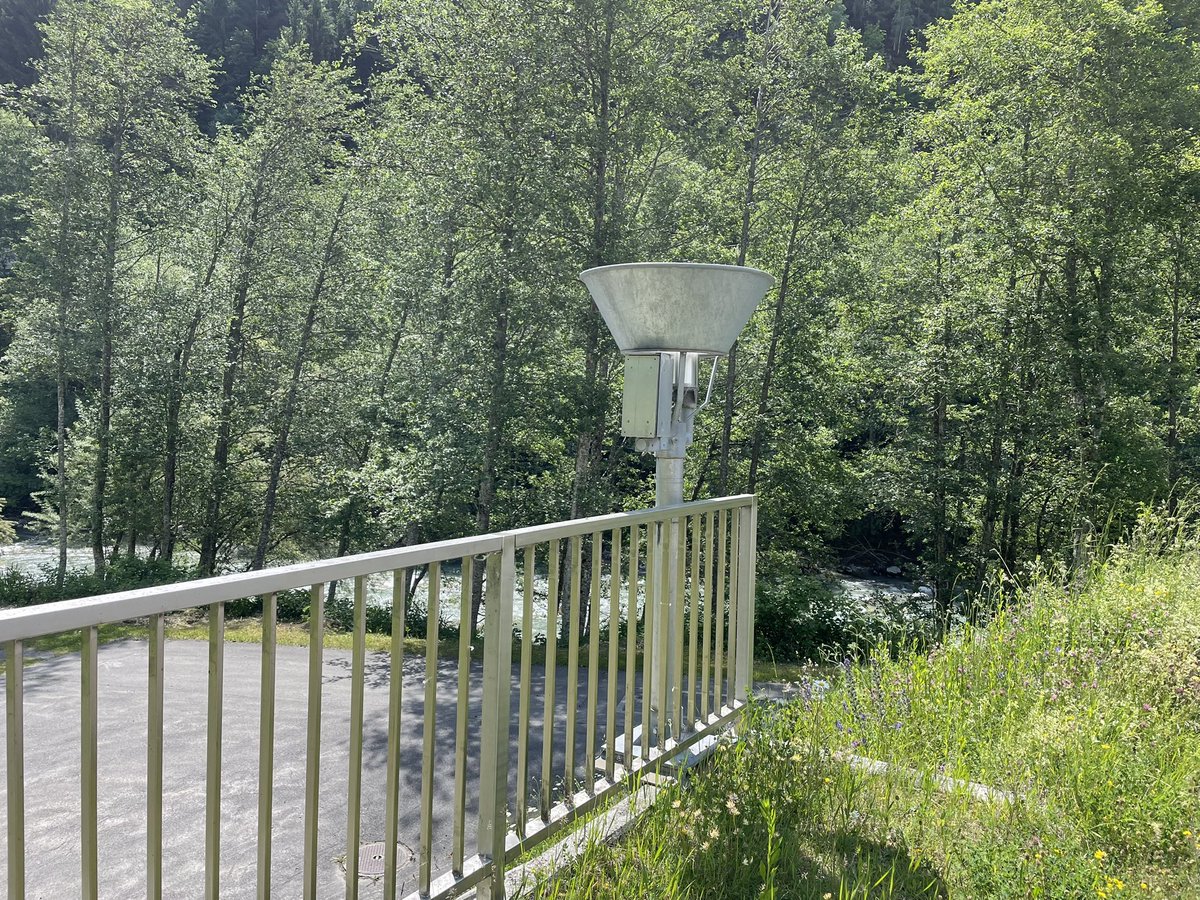fisler's tweet photo. Ein #Pluviometer der @axpo in #Tavanasa. Die #Niederschlagsmessstation AXPTAV ist eine von knapp 2000 @meteoschweiz Partnerstationen. https://t.co/yGkfvi0kHd https://t.co/OiMxErr1kw