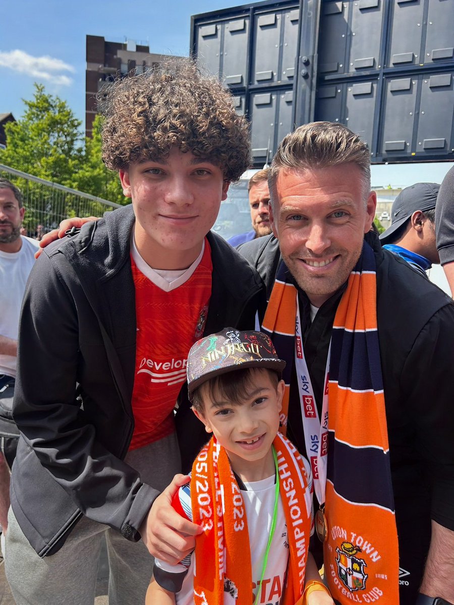 chantryprimary's tweet photo. And it was great to see other #TeamChantry pupils getting up close to the trophy and meeting the Luton team too! https://t.co/SY07F45gwJ