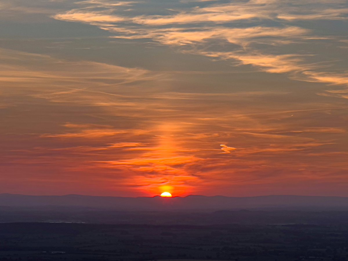 Gorgeous end to bank holiday weekend with sunset on the Wrekin. The sun pillar was still visible at 21:50, unfortunately I then walked amongst the trees and lost sight of it.
#Wrekin #Shropshire #Sunset