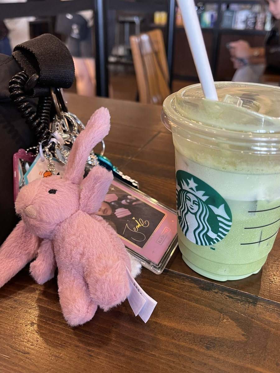 bornpinkach's tweet photo. matcha date with nini and jelly https://t.co/bfCBkS9GrG