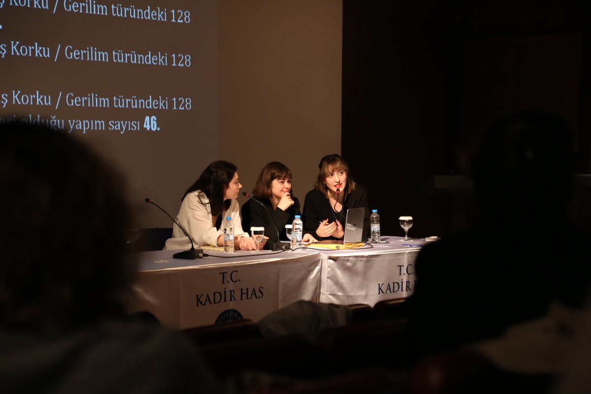 #TFAYY Konferansı’nın son gününde, projemizin ana hatları, Elif Akçalı ve Ayça Çiftçi tarafından sunuldu. Dalya Keleş, Melis Terlemez ve Doğa Cinel,  “Kadın Temsillerini Popüler Türk Sineması ve Tür Özelinde Okumak” başlığıyla, bir sunum gerçekleştirdiler. 

#kadinkamera #tb