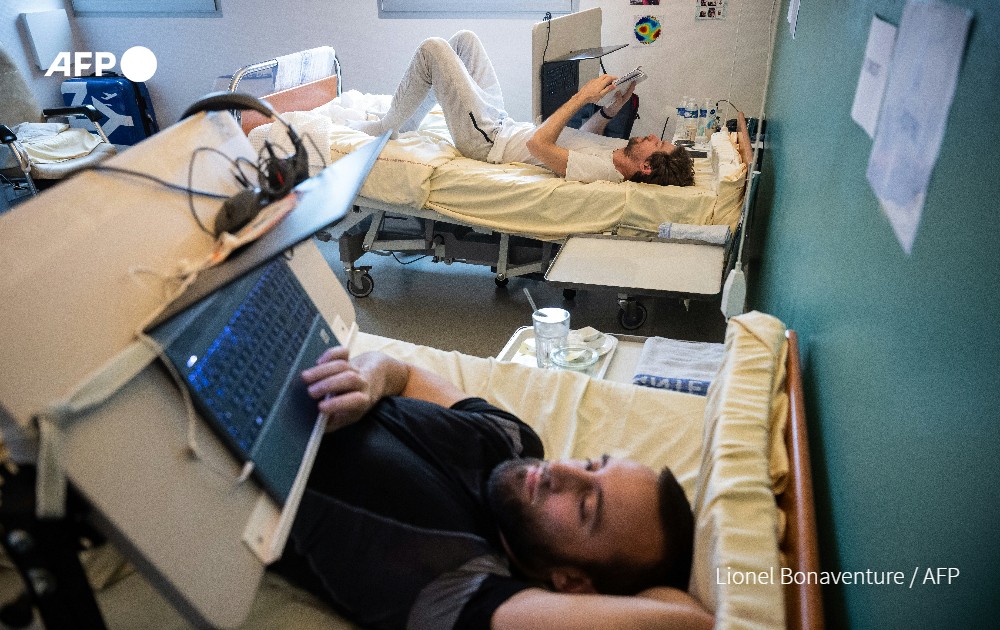 EloiRouyer's tweet photo. Deux mois allongé pour faire avancer la recherche spatiale. Reportage @afpfr @AFPphoto par ✍️@F_Beneytou et 📷@BonaventureLio  
https://t.co/eL0dtqOrLg https://t.co/gMG1v6e3N0