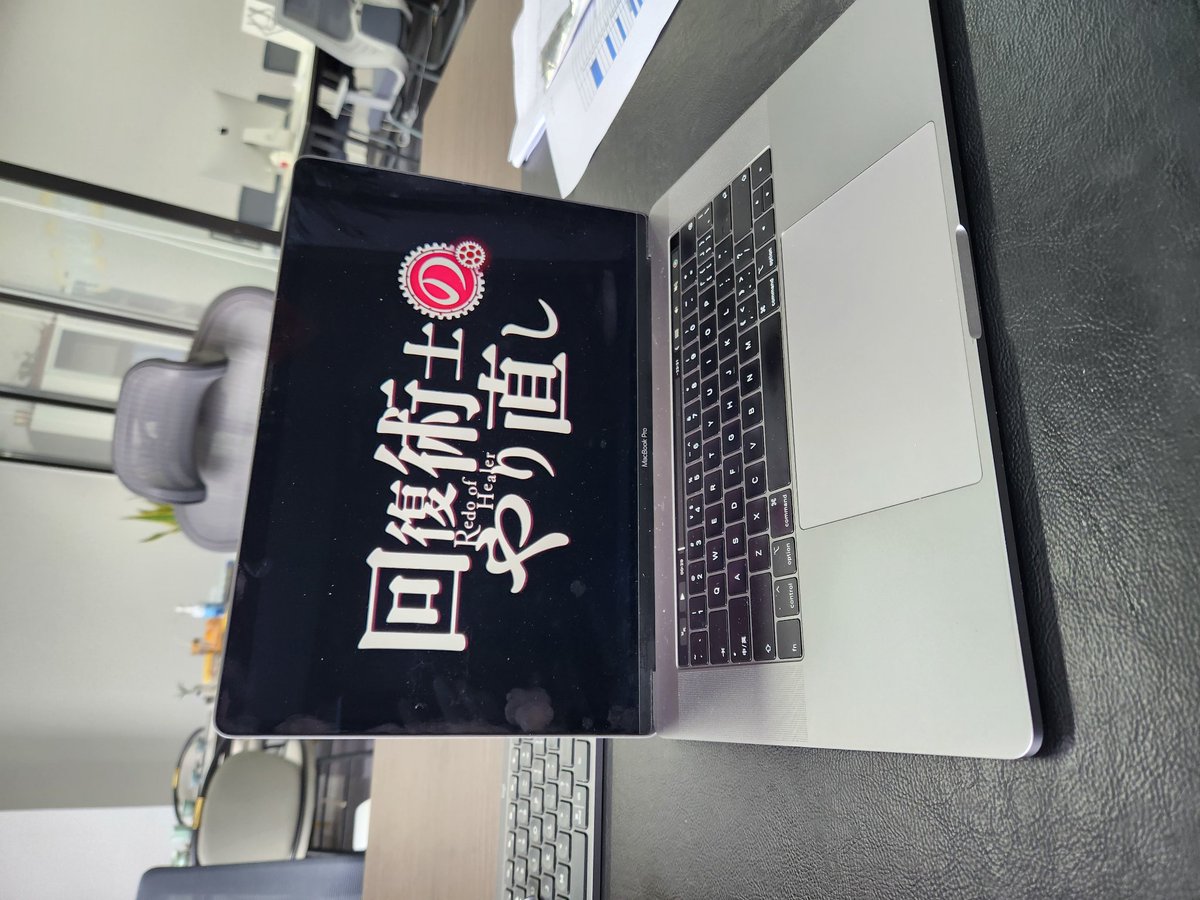 行人路里穿梭
在旁为你哼歌
你永远并非一个
无人时别理亲疏
二人暂借星火
这分钟仿似伴侣至少并非孤独过