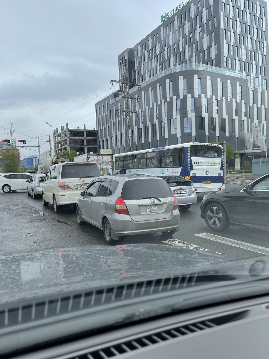 Уулзвар нь битүү тэгээд улаан гэрэлтэй байхад 2 машин оров. Дугаарыг нь хартал БНХ болон ДУА байв.