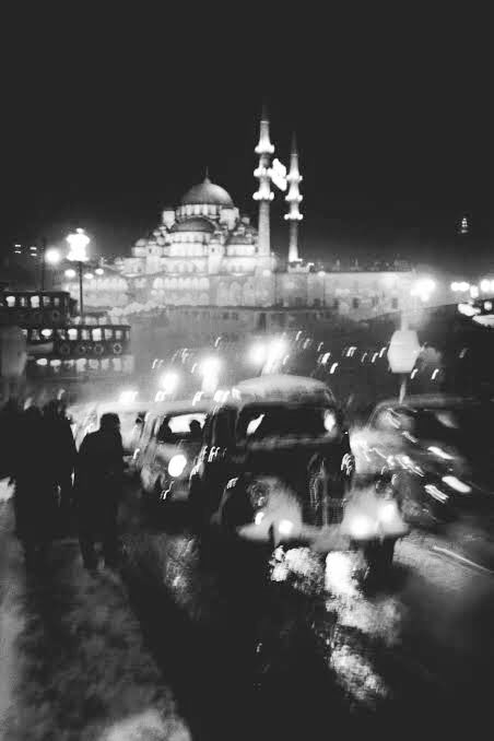 Ara Güler ustanın objektifinden Galata Köprüsü’nde akşam trafiği, 1956 yılı..