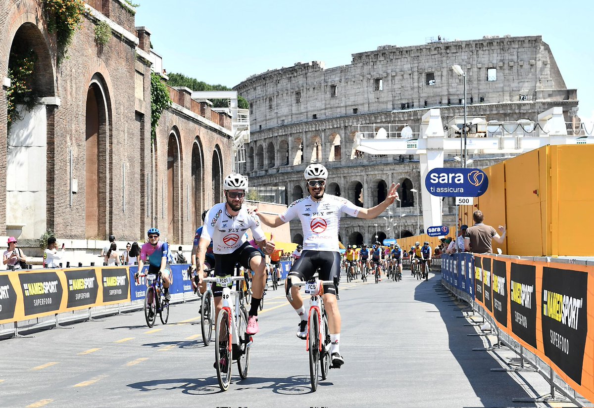 FLYCyclingTeam's tweet photo. 𝗪𝗘 𝗗𝗜𝗗 𝗜𝗧 𝗔𝗚𝗔𝗜𝗡!
Dopo 20 tappe 1.151 km e 𝟭𝟬𝟬 𝗼𝘀𝗽𝗶𝘁𝗶 che hanno pedalato con noi, si è conclusa a #Roma un'altra splendida avventura del Giro-E ⚡️
Un ringraziamento speciale a tutti i nostri partner 🤝🏻
-
#FlyCitroën
#LetsFlyAway
#GiroE
#GiroE2023 https://t.co/iw1e4J22yR