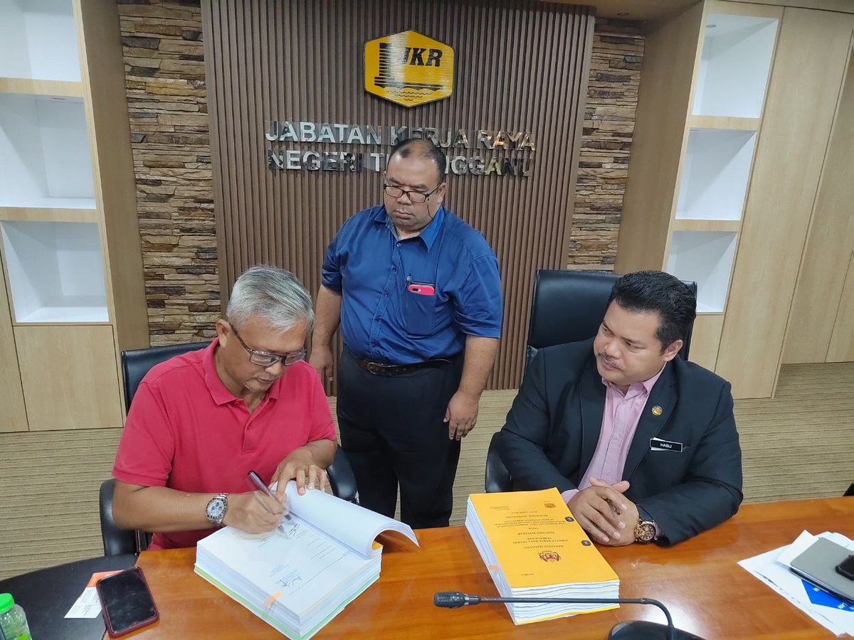 BkubJ's tweet photo. Majlis Menandatangani Dok. Kontrak, Penyerahan SST oleh Tim.Pengarah (P) JKR Negeri Trg @HasliJKR kpd Kontraktor Berjaya &amp; Surat Lantikan sbg S.O kpd JD @jkrkemaman bg Projek DAIF TERENGGANU (2022) - PEMBINAAN GANTIAN DEWAN TERTUTUP &amp; LAIN-LAIN KEMUDAHAN DI SK KIJAL, KEMAMAN, TRG https://t.co/XzFBql7lIm