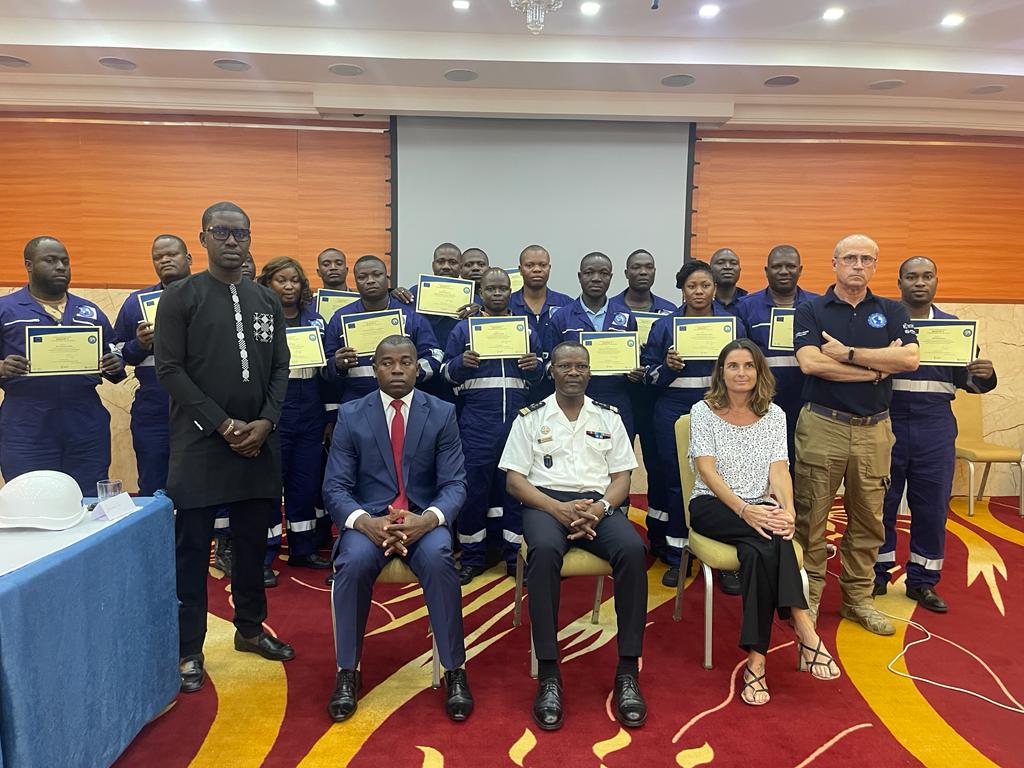 La formation SEACOP sur la fouille des navires s'est achevée avec succès au Bénin 🇧🇯. 17 agents de la marine, des douanes et de la police ont été reconnus pour leur précieuse participation à la formation de l'Unité Mixte de Contrôle Maritime. Bravo! 🙌
linkedin.com/feed/update/ur…