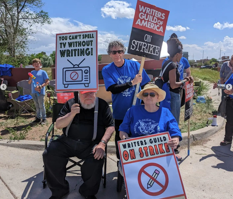 FYeahGoodOmens's tweet photo. Neil in red
Neil in blue
Supporting the WGA strike is the right thing to do
:)
#WGA #WGAStrike #WGAStrong https://t.co/Wni4EDMYMy