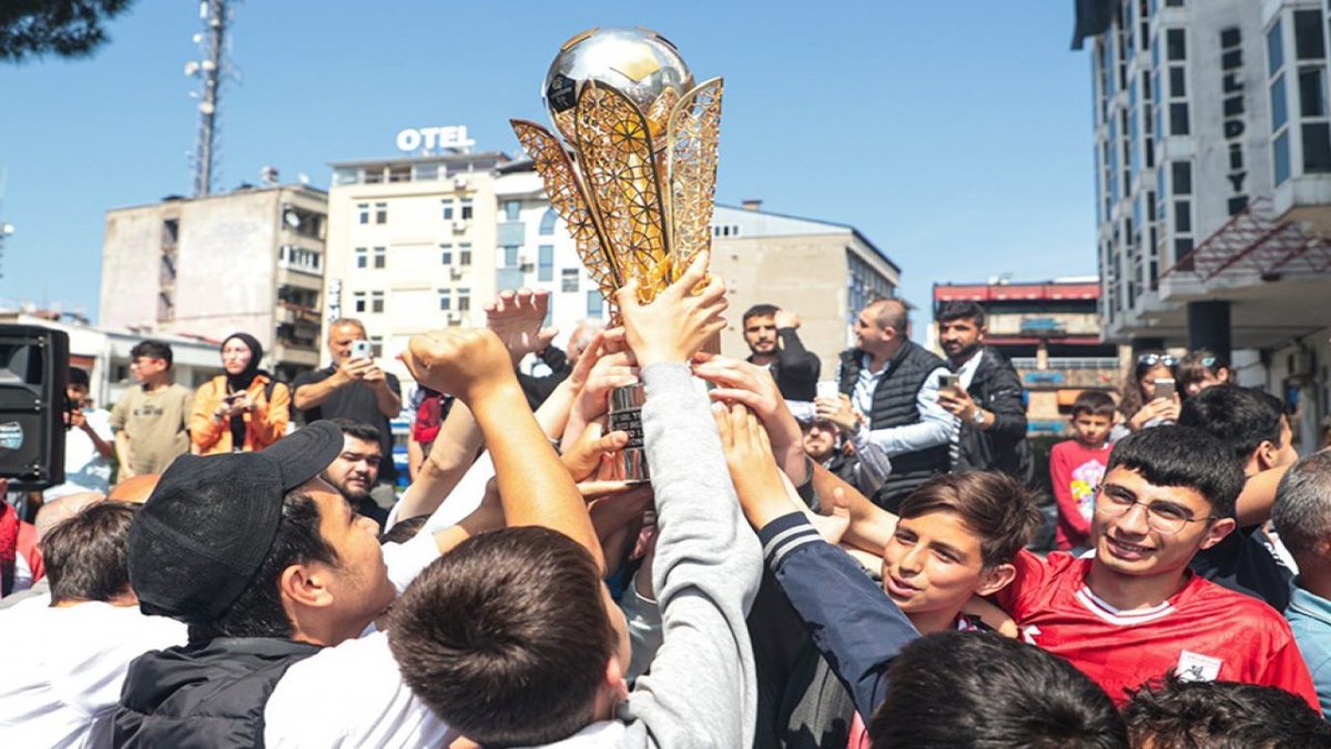 💥Şampiyonluk Kupası
Taraftarlarla Buluşuyor 

💥Spor Toto 1. Lig şampiyonu Samsunspor, şampiyonluk kupasını taraftarlarıyla buluşturuyor.
@Samsunspor 

penceretv.com/spor/sampiyonl…