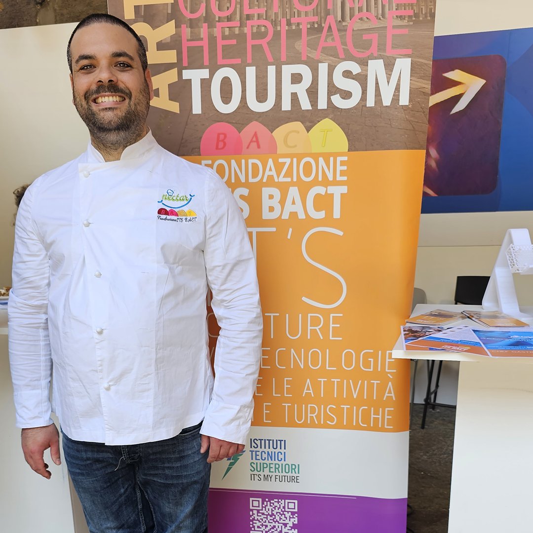 its_bact's tweet photo. 𝗢𝗥𝗜𝗘𝗡𝗧𝗔𝗹𝗶𝗳𝗲: i nostri allievi di 𝗖𝗵𝗲𝗳 𝗱𝗶 𝗖𝘂𝗰𝗶𝗻𝗮 𝗦𝗮𝗹𝘂𝘁𝗶𝘀𝘁𝗶𝗰𝗮 all'evento dedicato all’orientamento degli studenti della Campania che si è tenuto il 24, il 25 e il 26 Maggio al Palazzo Reale di Napoli 
#Orientamento #ITSBACT #Students #NECTARproject https://t.co/3XmNrRQmbv
