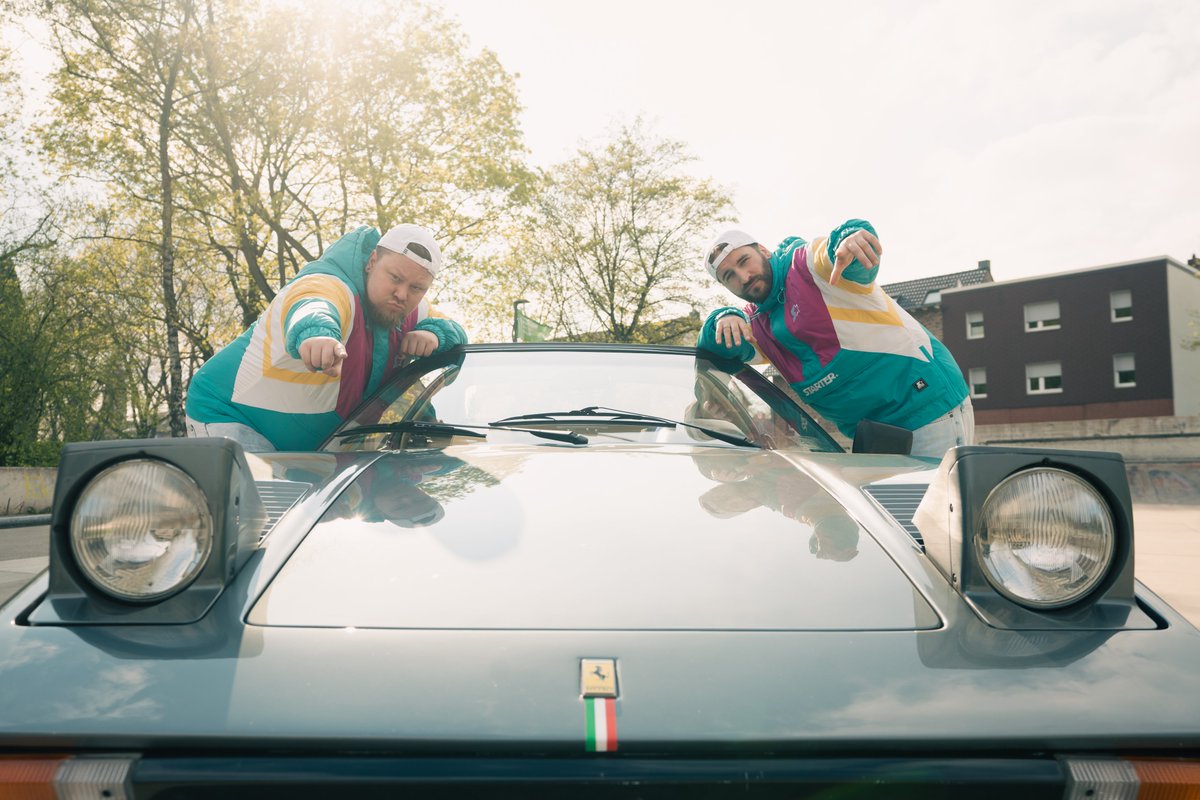 HALLO ICH BIN DER KALLE UND FREITAG 9.6.2023!

 Gibt es meine neue Single "Meine Buffalos" featuring Nico Sallach von <a href="/ElectricCallboy/">Electric Callboy</a>!  

Ab 0 Uhr könnt ihr den Song streamen: bfan.link/meine-buffalos

 um 18 Uhr kommt wieder das Musikvideo!  

Wer retweetet ist süß!