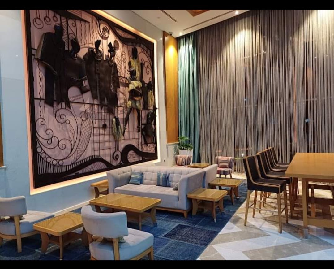FPIkotEkpene's tweet photo. Everywhere is picture-perfect especially our lobby. Stop by for a quick snack, coffee or even a cocktail and enjoy relaxing or catching up with friends at the Uta Bar #localart #raffiacity #fourpointsikot https://t.co/xjhqbi32iV