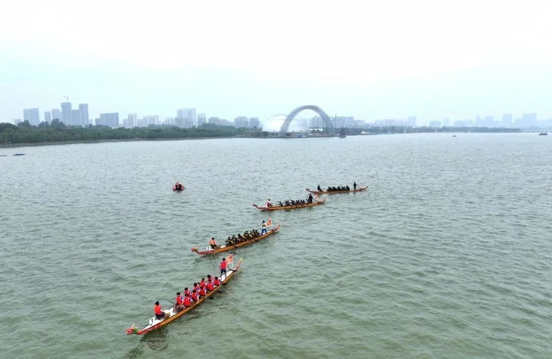 Check out the thrilling 'fast and furious' moments of a #dragonboat race on Dongchang Lake in #Liaocheng, which was held on May 27 and 28! The majestic dragon boats fiercely competed with each other, plunging into the water like giant serpents. #LiaochengUpdates