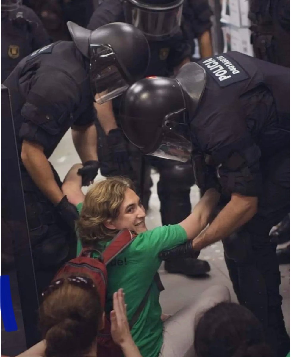 No té decència ni per marxar dignament, es veu que amb 8 anys de desastre no ha tingut prou, Quines ganes de perdre-la de vista per sempre que se'n vagi amb la Yoli o amb qui vulgui pèro lluny de Barcelona, les urnes han parlat i ho han fet molt clar. FORA COLAU!!!
