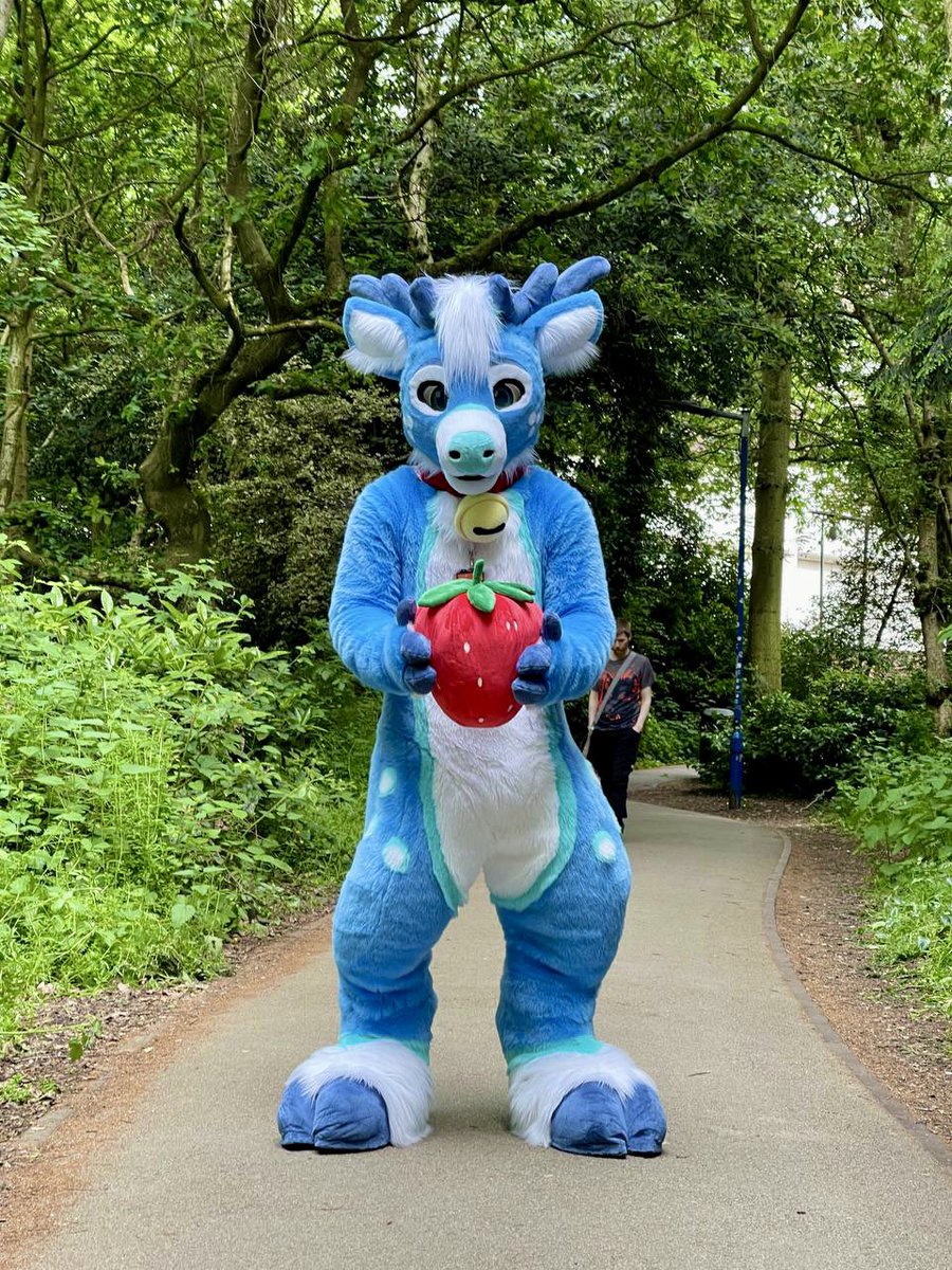 Well, it’s the last day of #Confuzzled for this deer - thank you to everyone who made it the best one yet, came to get hugs, photos, drinks, hosted parties or lent me your rooms for suiting!! 💙💙

See you next year! 🦌

📸@GaymingWolfy