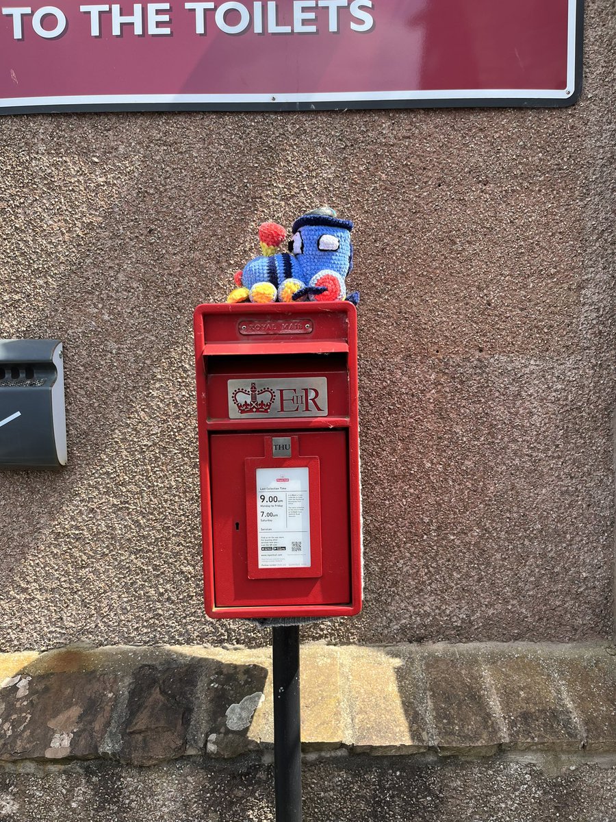 A nice surprise this morning - Claire from the @ravenglassrailwaymuseum found our post box decorated with a woolly engine hat. We don’t know who to pass on our thanks to ? The only clue is carved on one of the wishing stones ‘Granny B’ 🤔 

❤️🚂