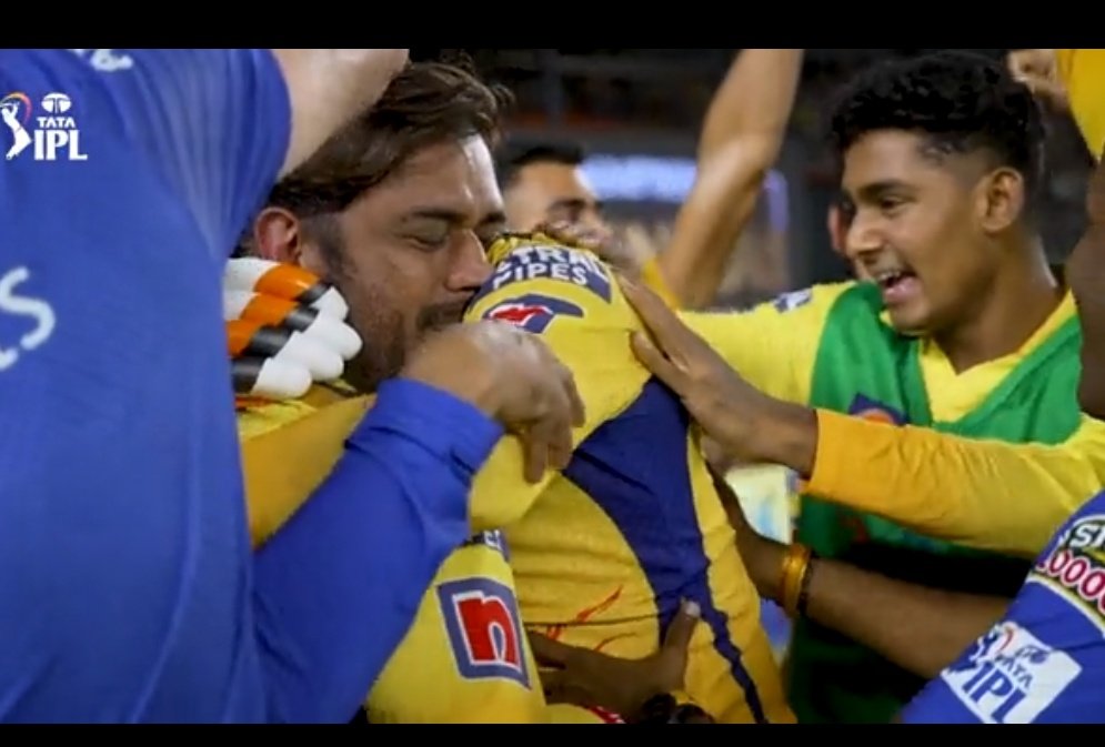 ParayYasirfx's tweet photo. This part, this little part.... 😭❤.
#CSKvGT
#MSDhoni𓃵 #IPL2023Final #MSDhoni #5thTitle #CricketTwitter #IPL2023 https://t.co/19PLxbxXsu