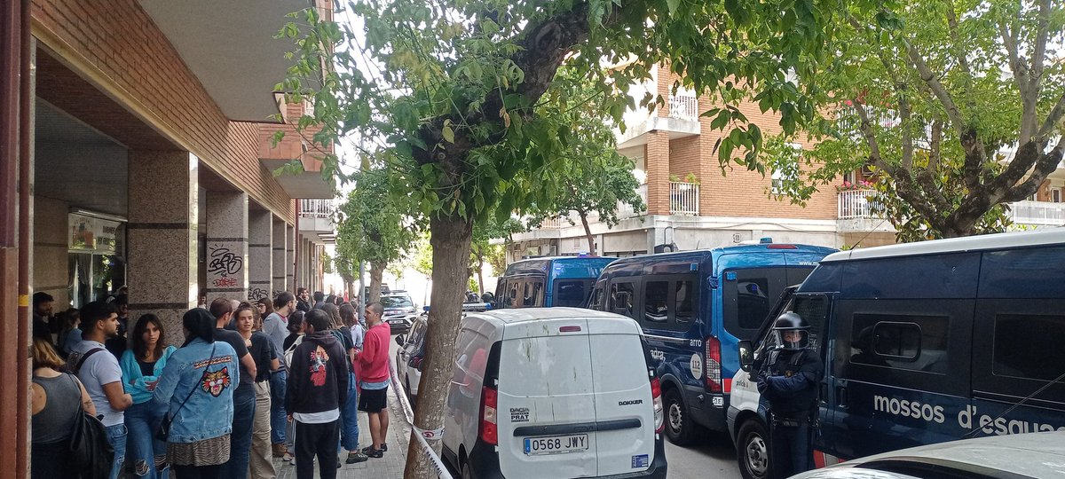 DESNONAMENT EXECUTAT

15 persones al carrer per defensar un fons voltor. Vergonya de <a href="/mossos/">Mossos</a>, s'han emportat una companya detinguda.

Us les tornarem totes!!🔥