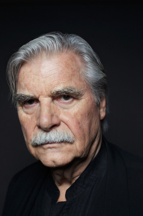 Wir trauern um Peter Simonischek 🖤

Unser Ensemblemitglied und Ehrenmitglied des Burgtheaters ist in der Nacht vom 29. auf den 30. Mai verstorben. 1/3