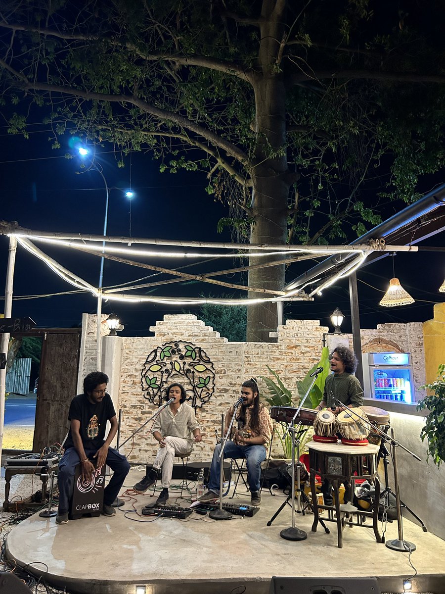 Harshu_119's tweet photo. Expresso Tonic with live music🍹🎸 https://t.co/tv2OygD7Y9
