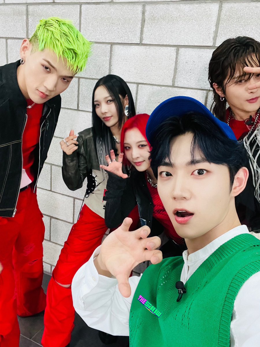 오늘 더쇼가 여러분의 머릿속을 앞으로 굴러 뒤로 굴러 좌로 굴러 우로 굴러 뺑글뺑글 돌아돌아 돌고돌아다닐 짱카드와 섭깅의 이끼숲짤 짤쪄왔는데 이끼숲 가서 같이 볼 아이와 히든카드 괌 🌳ᕕ( ᐛ )ᕗ~♪

#THESHOW #형섭 #섭깅 #KARD #ICKY <a href="/TPST__official/">TEMPEST</a> <a href="/KARD_Official/">KARD (카드)</a>
