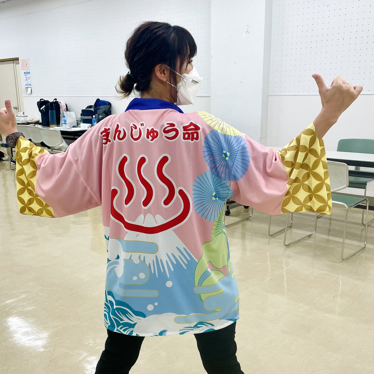 takeuchi445's tweet image. #ぷち図 にて、私も #unitF さんの作品衣装を着させてもらいました（嬉）

キャッチーな衣装を目にして、この先「衣装を着て撮影できる思い出コーナー」作りたいなと密かに思ったり。

とりあえず「ヒョットコ」か「アカオニ」になれるAR用意しよかな（やりがいドMってこういうとこ？）