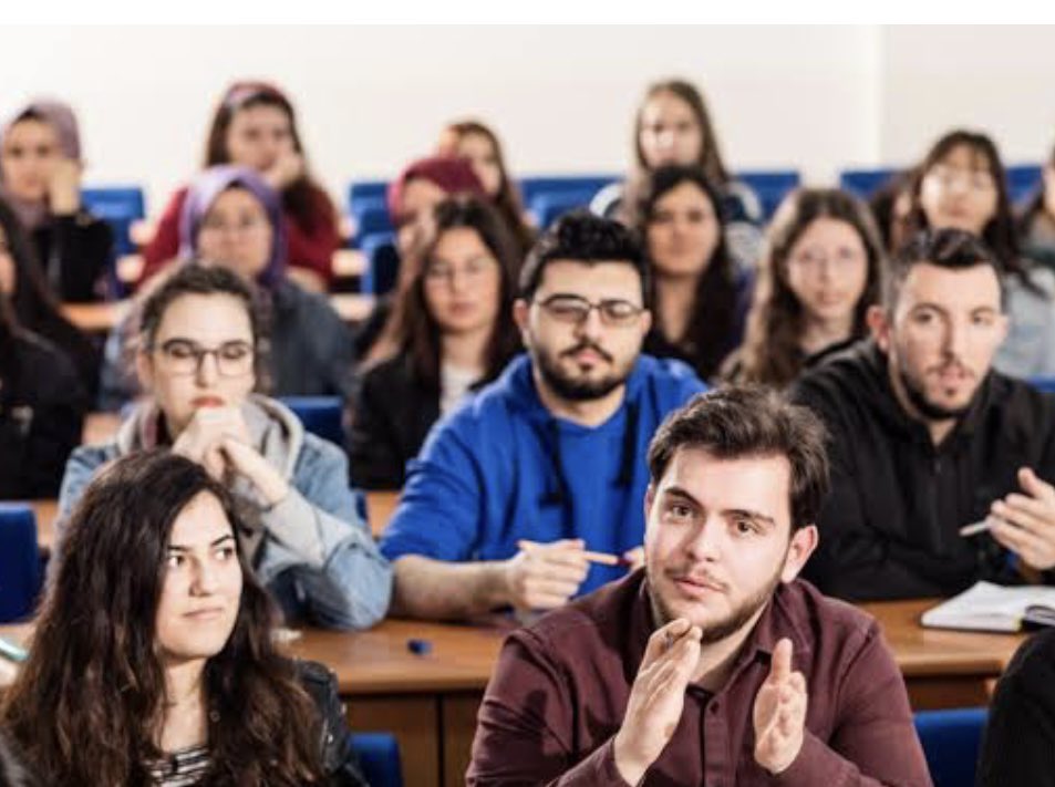 Güne merhaba

Sınavların “Online” yapılması hakkında üniversiteli gençlerle iletişim halindeyiz.. 

ONLİNE SINAV meselesini konuşuyoruz.

Bir kısım üniversitelerimiz sınavları online gerçekleştirirken, bir kısım üniversitelerimizde yüzyüze sınavı tercih etmiş durumdalar. 

Bu