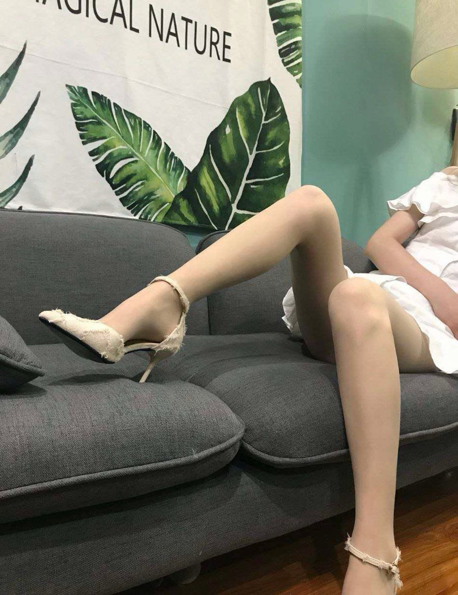 NicholeTim28622's tweet photo. 想拍一套情趣写真，私密照片，不需要你很会拍，只需要你会指导我摆什么样的姿势最好看就行了😘 https://t.co/jJlUt0HKc7