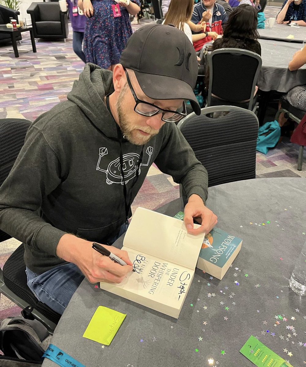 Bookslovereade1's tweet photo. I had a brilliant Sunday at #MCMBloggerBrunch hosted by the fabulous @BlackCrow_PR
Met some authors, got some books signed and got to spend time with friends!
Also totally stole some of @taleofaliterary photos 🤣
#MCMComicCon #bloggerbrunch #BookTwitter #Booktwt https://t.co/qypuBVqMfL