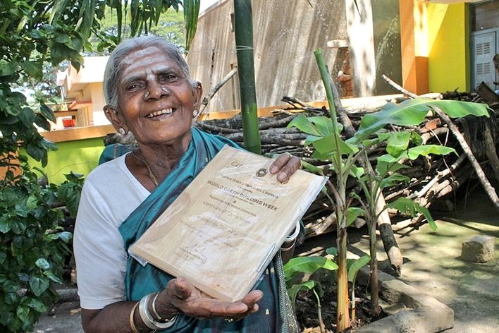 Anjan94150697's tweet photo. KARNATAKA EXCLUSIVE:

#Inspiration: 📌Salumarada Thimmakka will continue to be the GREEN AMBASSADOR of Karnataka.

📌Chief Minister Siddaramaiah has directed the officials to continue the cabinet rank status given to Nadoja Saalumarada Thimmakka. https://t.co/ZnWvDhsgVi
