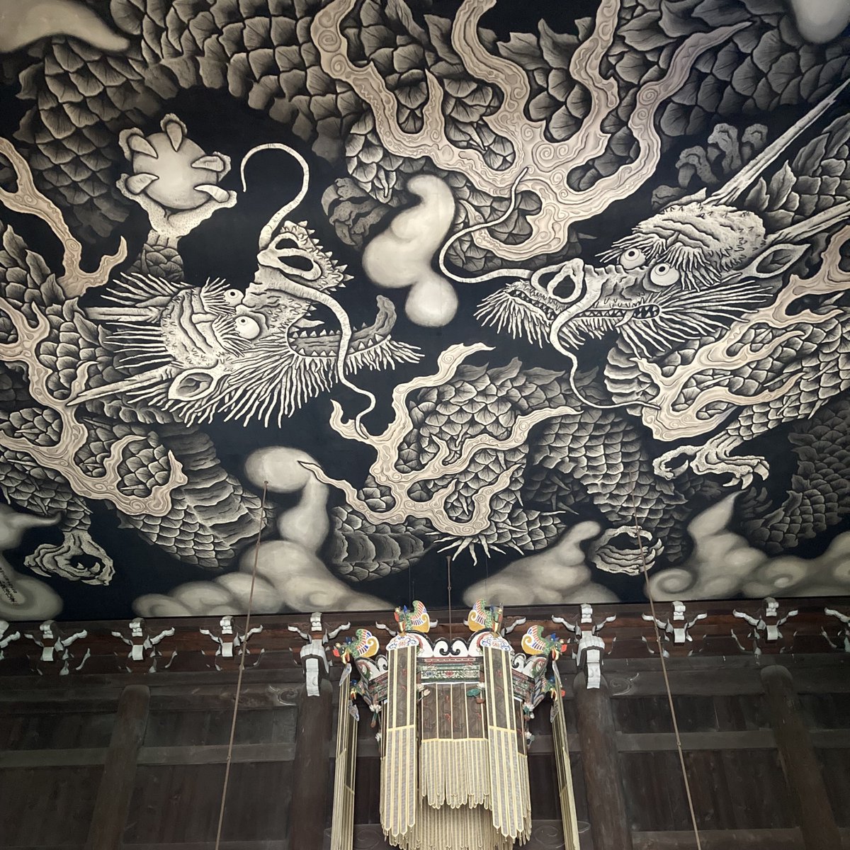 jhistories555's tweet photo. The tranquility of the Kenninji temple of the Rinzai sect of Zen Buddhism with much to see: Wind God and Thunder God Screens, Daioen, Choontei, and Twin Dragon. 見どころ多い美しすぎる建仁寺

Follow @jhistories 
#japantravel #kenninji #yosai #kyoto #zen #建仁寺 #栄西 #京都 https://t.co/KaDDbP19qZ