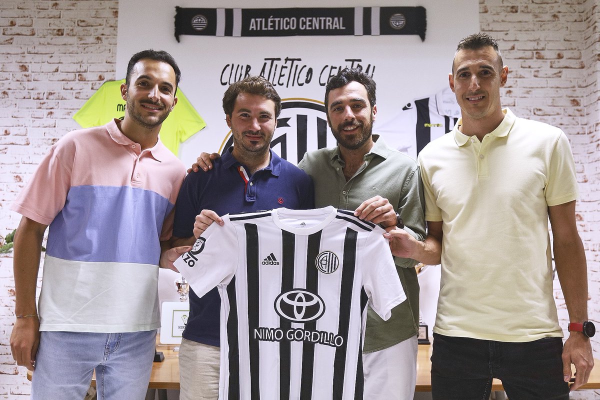 📣 ¡Damos la bienvenida a los nuevos integrantes del cuerpo técnico del Club Atlético Central! 🙌⚪⚫⚽️

Entrenador: Jose Miguel Márquez González.
2º Entrenador: Álvaro Noria Ruiz.
Preparador Físico: Daniel Aris Escarcena.