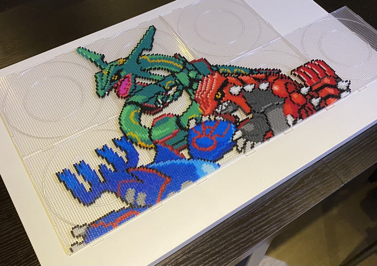 TPixarter's tweet photo. Hello tout le monde, voici la suite et la fin du Trio 3G !
Environ 9k perles, pour 44x34cm

Il est en vente au cas où. N'hésitez pas à me contacter en privé :)

#pokemon #rayquaza #kyogre #groudon #artkal #hama #perler #pixelart #pixelartist #Commision #pixelbeads #pkmn https://t.co/GERXDy6U58