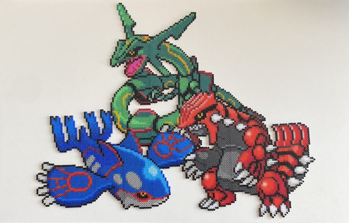 TPixarter's tweet photo. Hello tout le monde, voici la suite et la fin du Trio 3G !
Environ 9k perles, pour 44x34cm

Il est en vente au cas où. N'hésitez pas à me contacter en privé :)

#pokemon #rayquaza #kyogre #groudon #artkal #hama #perler #pixelart #pixelartist #Commision #pixelbeads #pkmn https://t.co/GERXDy6U58