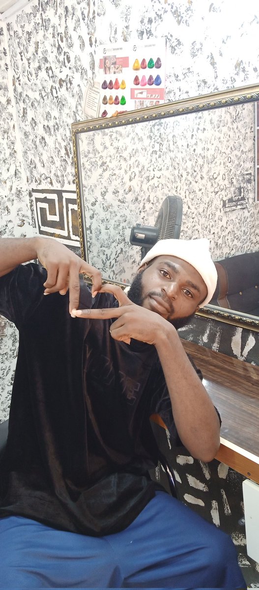 Ernest_dynasty's tweet photo. As barber never come i say make i wait.... Sorry apprentice no be my face u go carry learn work ๐
You're looking at #kindgdomboy aka God's last born. Na me dey worry God๐คท๐พโโ๏ธ ๐
AND YES Father God still has sons that are pure and undefiled by a woman.
#kingdomrapper https://t.co/d78oI5EKaJ