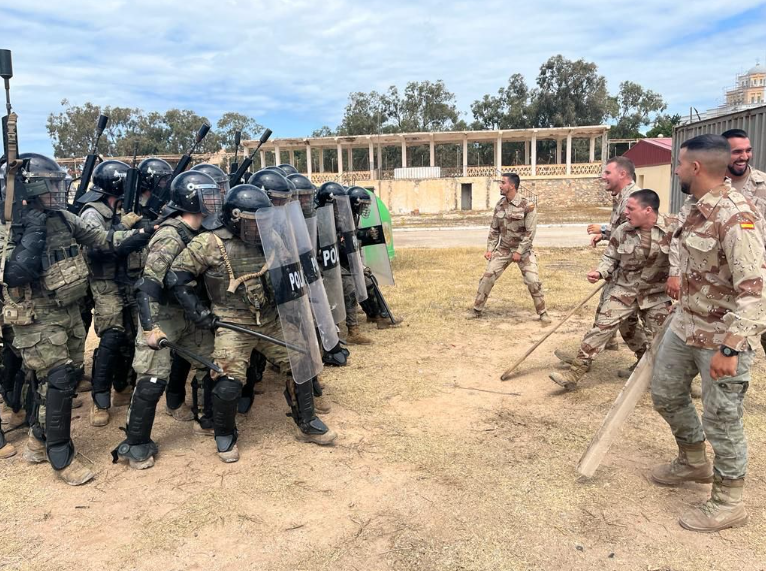 PlataformaMill1's tweet photo. La 3ª Cía de la I Bandera del #Tercio "Gran Capitán I de #LaLegión realiza el ejercicio de liderazgo #EXALID, poniendo a prueba la toma de decisiones de jefes de sección y pelotón, planeamiento y ejecución de órdenes en corto plazo de tiempo y bajo presión.
Vía: @COMGEMEL_ET. https://t.co/aLFv71oTSV