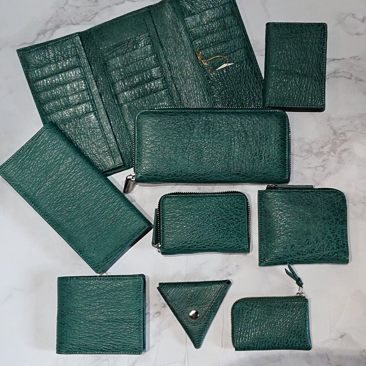 sharkskesennuma's tweet image. #サメ革 製品。ここ数年お財布類はグリーンが人気です。

お財布の他に小物類もグリーンが揃っています。
#シャークス ネットショップでご覧くださいね。
sharksjapan.shopselect.net

サメ革の良さを実感していただけると思います。

#sharkskin #サメ #鮫  #sharks #気仙沼