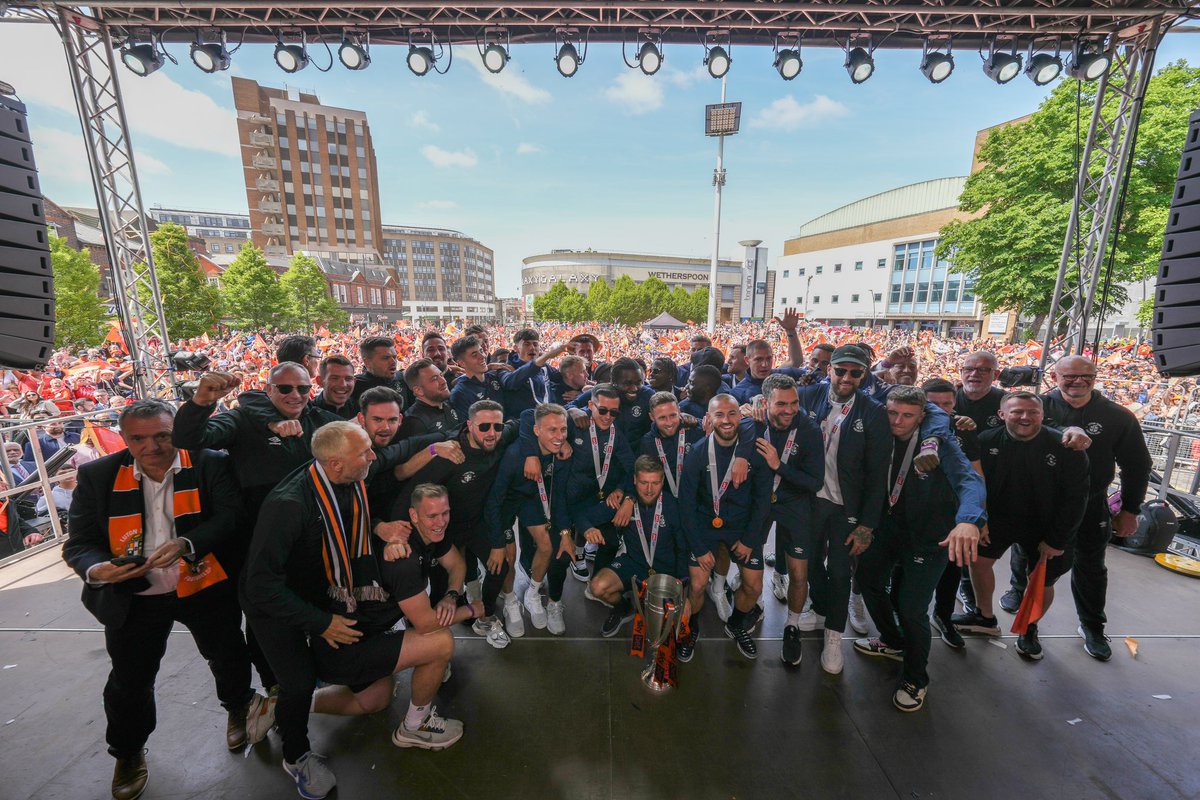 Every single person on that stage deserves this on every level. The sacrifice, desire, consistent drive to improve & achieve together. That lot have a relentless attitude to hard work, humility & togetherness. This club. Unbelievable. 🎩🎩🧡