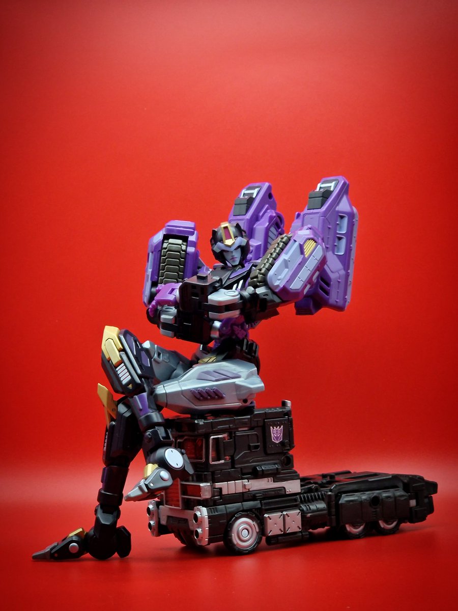 She's the Boss
#transformers #Decepticons #mastermindcreations