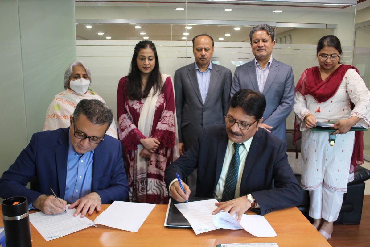 Vital_Pakistan's tweet photo. Vital Pakistan Trust signed an MoU with the Govt. of Sindh to provide family planning counselors to JPMC Karachi, Civil Hospital, CDF Hospital &amp; Bilawal Hospital Hyderabad. It is a major milestone for the VPT Family Planning project!! #vitalpakistantrust #GovernmentOfSindh #FP https://t.co/WQNicokqO6