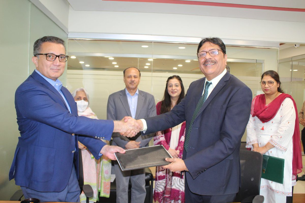 Vital_Pakistan's tweet photo. Vital Pakistan Trust signed an MoU with the Govt. of Sindh to provide family planning counselors to JPMC Karachi, Civil Hospital, CDF Hospital &amp; Bilawal Hospital Hyderabad. It is a major milestone for the VPT Family Planning project!! #vitalpakistantrust #GovernmentOfSindh #FP https://t.co/WQNicokqO6