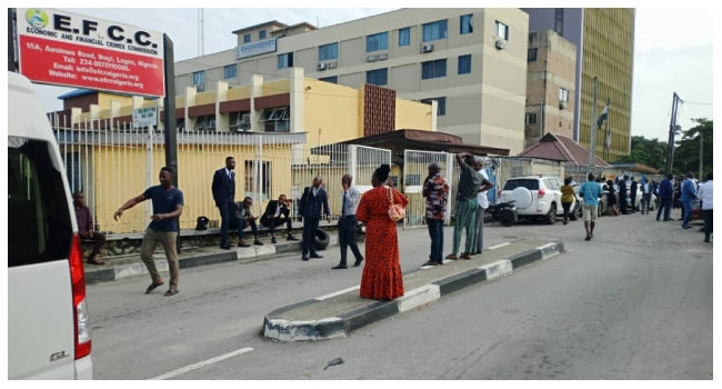 channelstv's tweet photo. DSS Storms EFCC’s Lagos Office, Claims Ownership Of Building

https://t.co/WdAW9rDUZk https://t.co/MLKyqjPOdJ