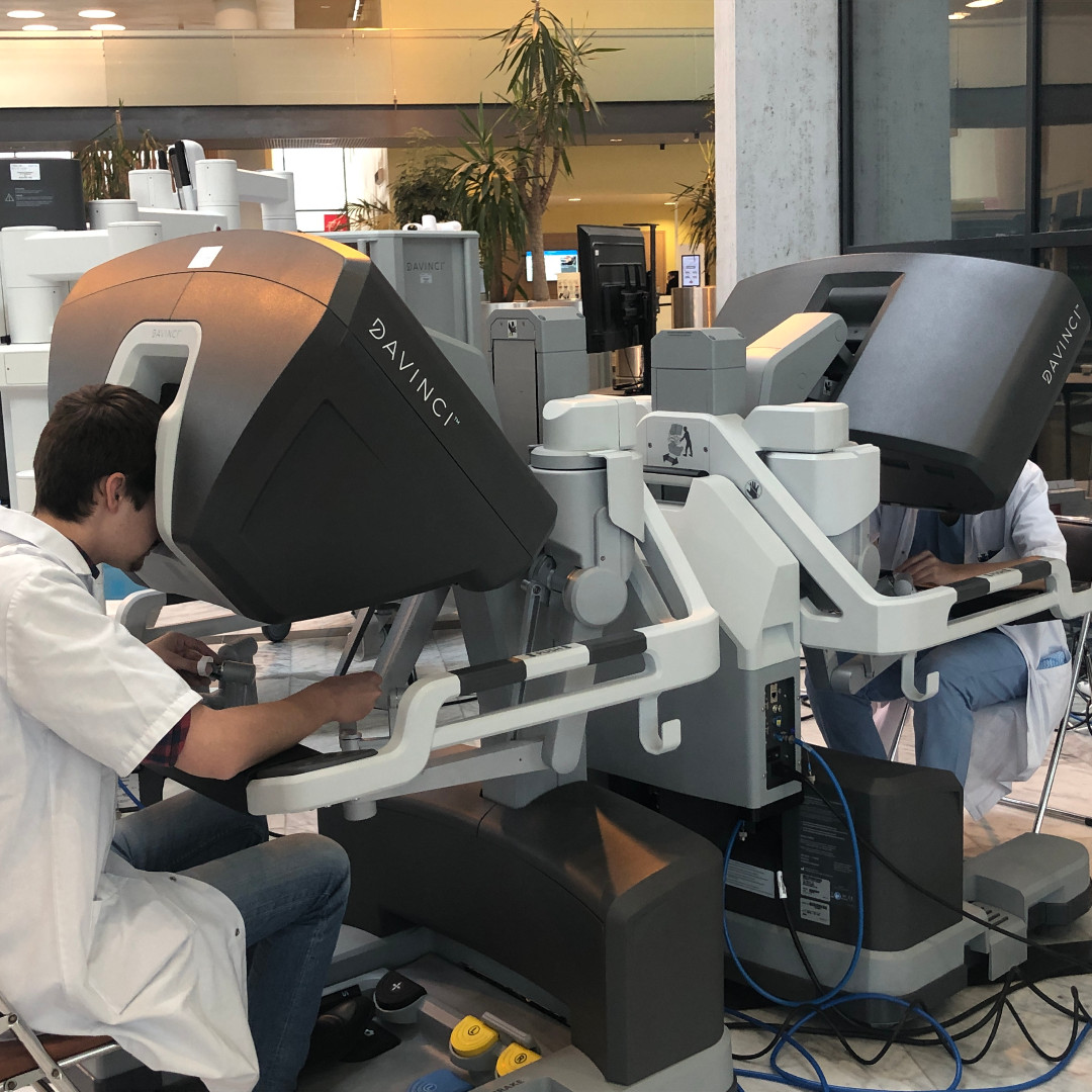 CHUAmiens's tweet photo. [#ChirurgieRobotique ] Un #RobotChirurgical supplémentaire a rejoint le parc robotique du #CHUAmiens 

​​​Il permettra une prise en charge dans plusieurs spécialités : chirurgie urologique, chirurgie digestive, chirurgie thoracique, chirurgie gynécologique, chirurgie pédiatrique. https://t.co/NwHeYHCeSg