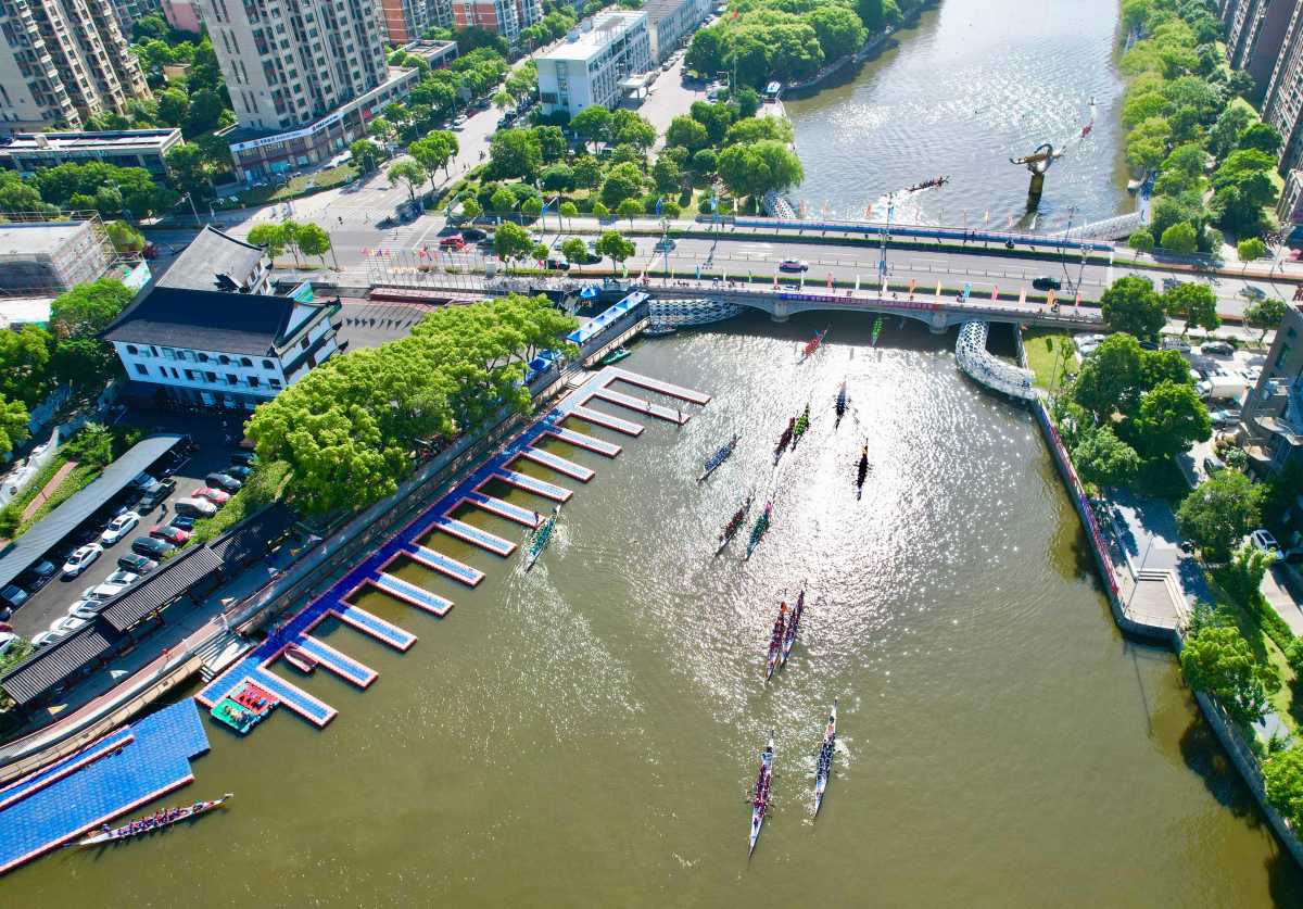 🚣‍♀️🌊Yunlong town in #Ningbo was abuzz with residents on May 28 when a dragon boat tournament kicked off in celebration of the Asian Games. The exciting competition attracted 21 teams. Check out some highlights! #CoastalNingbo #FuninNingbo