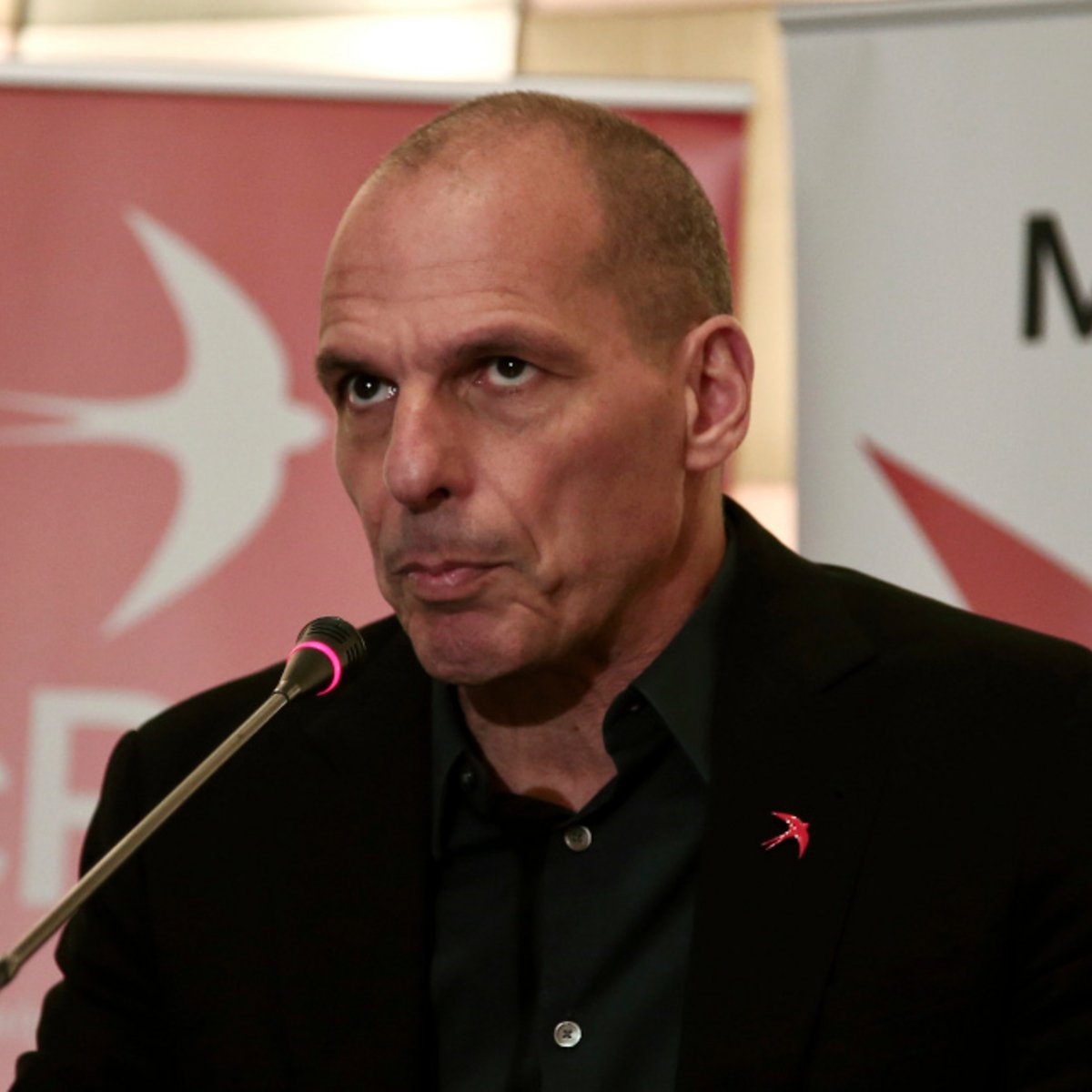 KyrBTh's tweet photo. Όταν μαθαίνεις ότι έπεσε η τραπεζα vs όταν μαθαίνεις ότι ήτανε θεμάτων. https://t.co/EKtsfbnnSj