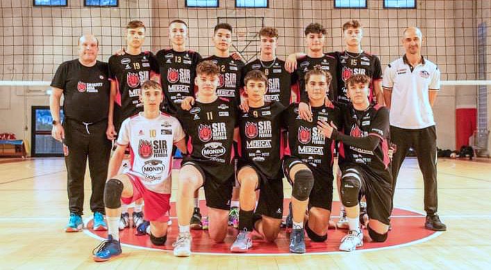 💪🏻 | L’Under 17 inizia con una vittoria le finali nazionali! Battuto 3-0 il Volley Prata (26-24, 25-20, 25-18).

#goSir #BlockDevils #under17