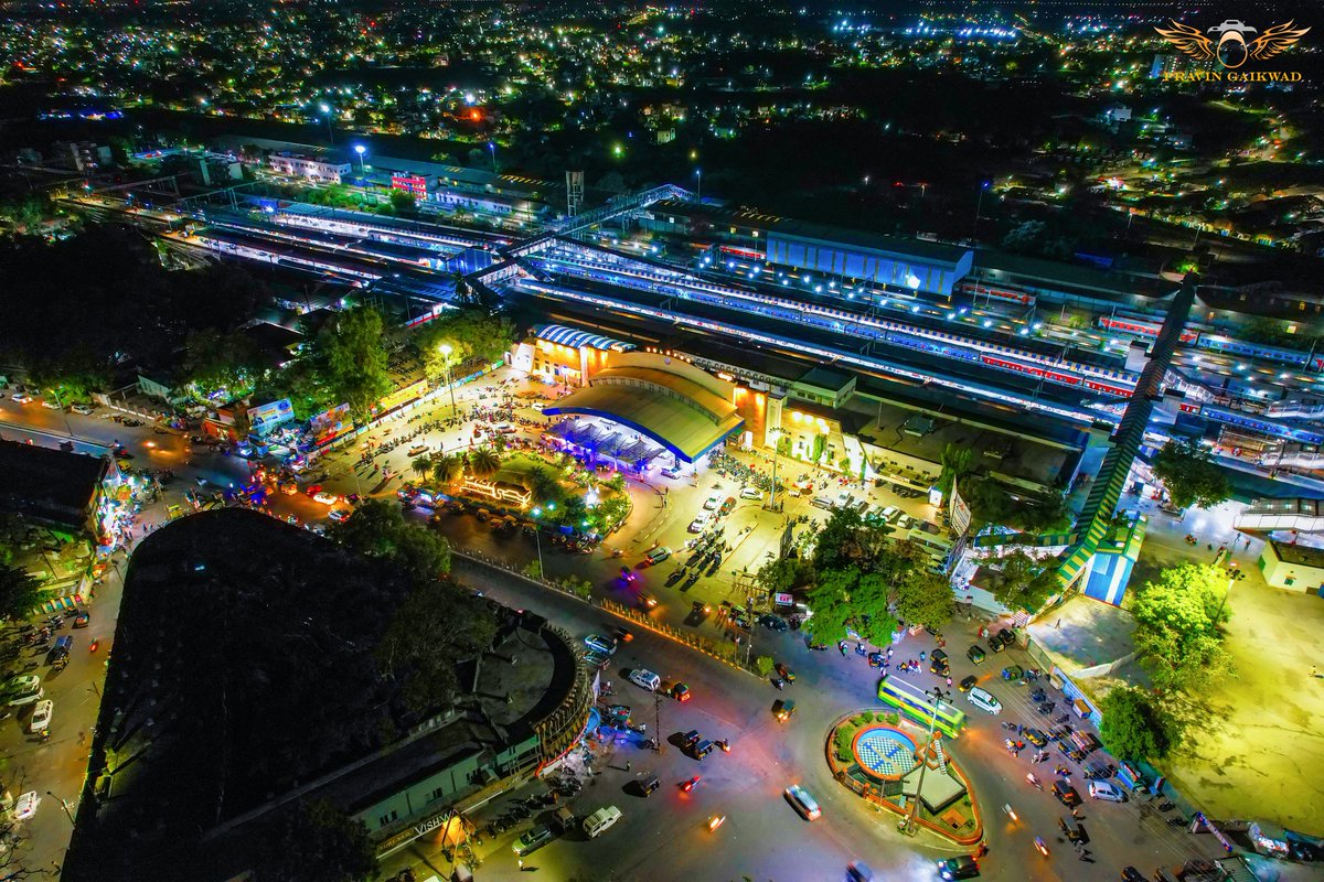 Pravingaikwadp7's tweet photo. Solapur Railway Station 📸❤️ @RailMinIndia
@AshwiniVaishnaw  @narendramodi @Central_Railway
.
.
#railwaystation #ministryofrailways #railways #vandebharat #vandebharatexpress #ipl #Chennai #mahi #thala #9YearsOfSeva #pravingaikwadphotpgraphy https://t.co/bInoXnEhMW